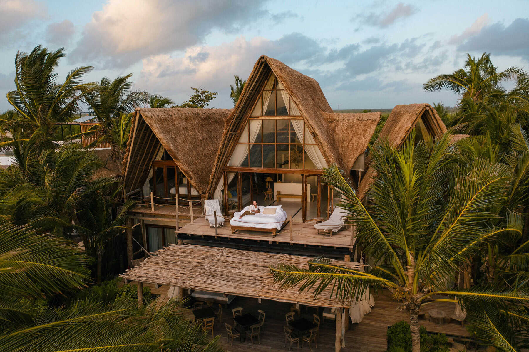 Camas móviles al exterior en La Valise Tulum Hotel de lujo en Tulum entre mar y selva 
